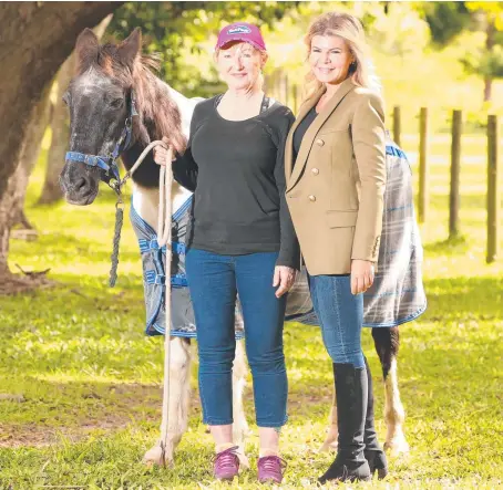  ?? Picture: GLENN HAMPSON ?? Jenny Dyson-Holland and Marie Nakic with Calypso, one of the world’s oldest horses at nearly 50.