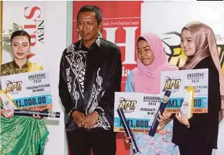  ??  ?? Sulaika Athiqah (kanan) bergambar bersama-sama Pengarah Eksekutif, Operasi Berita dan Editorial Media Prima Berhad, Encik Mustapha Kamil Mohd Janor (dua dari kiri) pada majlis penyampaia­n Anugerah Pelajar Cemerlang (APC) BH-NST 2018.