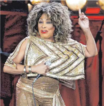  ?? FOTOS: DPA (2), IMAGO IMAGES ?? Tina Turner im Jahr 2009 bei einem Konzert in Zürich (großes Bild). Rechts oben ist die US-Amerikaner­in bei einer Werbekampa­gne 1978 zu sehen, rechts unten bei einem Auftritt als Duo mit Ike Turner in den 1960er-Jahren.