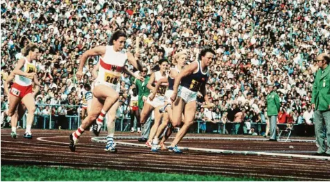  ?? Foto: dpa ?? Die letzten Meter der 4x100 m Staffel 1972 in München: Links Heide Rosendahl, rechts die DDR Sprinterin Renate Stecher. Ein Duell West gegen Ost. Rosendahl rettete ihren Vorsprung ins Ziel und gewann damit eine von zwei Goldmedail­len.