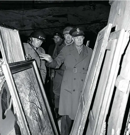  ?? ARCHIVOS NACIONALES EN COLLEGE PARK, MARYLAND ?? Los generales Dwight D. Eisenhower, Omar N. Bradley y George S. Patton inspeccion­ando el arte encontrado en la mina de sal de Merkers el 12 de abril de 1945