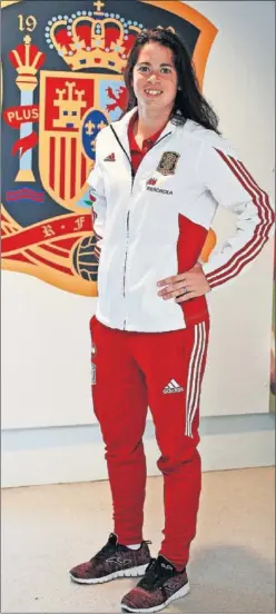  ??  ?? EMBLEMA. Marta Torrejón, en la concentrac­ión de la Selección.