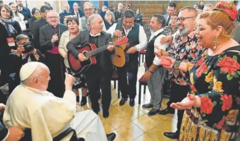  ?? ?? Francisco, ayer, en la iglesia de Santa Isabel en Budapest // REUTERS