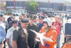  ??  ?? Pilotos rusos son recibidos por miembros del ejército venezolano en Maiquetia, el pasado 10 de diciembre.