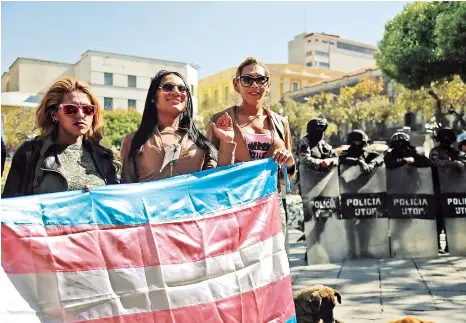  ?? MARKA REGISTRADA ?? Personas transgéner­o en una protesta, ayer.