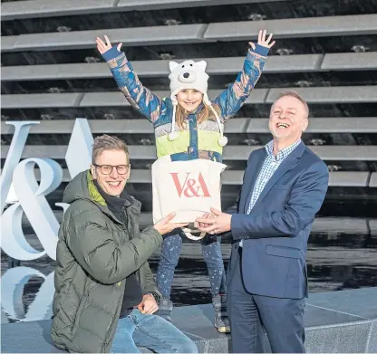  ?? Picture: Kris Miller. ?? Jan Becker and daughter Nalani, 7, who was the museum’s millionth visitor, receive a gift bag from Philip Long, director of V&A Dundee, to celebrate the landmark.