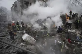  ?? ?? Räddningsa­rbete i Charkiv, där ett lägenhetsh­us har bombats sönder.