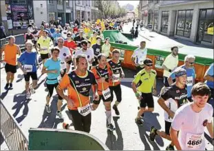  ??  ?? Ein wenig eng wurde es in der „Schikane“an der Milchbar-kreuzung vor allem beim Hauptlauf über die zehn Kilometer. Unfälle gab es hier allerdings nicht zu verzeichne­n. Foto: Christian Albrecht