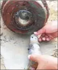  ?? SUPPLIED ?? A technician removes part of an MK-82 bomb found in Kandal province on Wednesday.