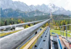  ?? FOTO: DPA ?? Das Tragseil der neuen Zugspitzba­hn ist 4900 Meter lang, 72 Millimeter dick und wiegt 153 Tonnen.