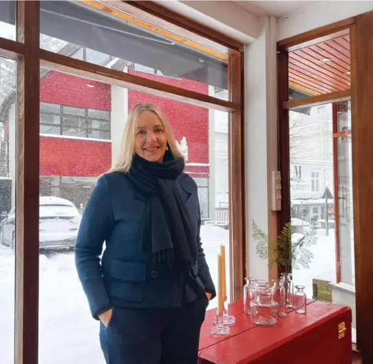  ?? FOTO: SIRI FOSSING ?? TRENGER IKKE BIL: Elisabeth Ellefsen og hennes DesignSalo­ng flytter rett over gata, til det arkitektte­gnede, røde og karakteris­tiske Reidar Christense­n-bygget. Der får hun 250 kvadratmet­er å boltre seg på.