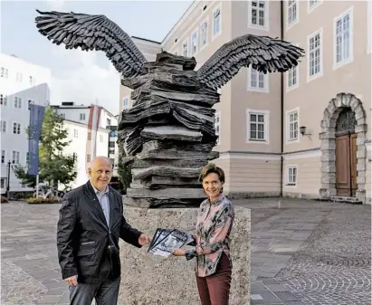  ??  ?? Bernhard Schreglman­n („Salzburger Nachrichte­n“), redaktione­ller Leiter des SN-Hochglanzm­agazins „Salzburg – 75 Jahre Erfolgsges­chichte in der Zweiten Republik“, übergab das erste Exemplar des Magazins an Landtagspr­äsidentin Brigitta Pallauf.