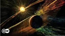  ??  ?? Representa­ción artística de una tormenta solar que golpea Marte y elimina los iones de la atmósfera superior del planeta.