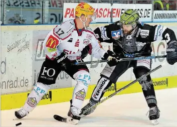  ?? LZLD: ZMOG4 ?? Lremerhave­ns Tris .ewbury (links) und Zserlohns Johan Larsson kämpfen um den Puck. Zn der Playoff-Gerie der beiden Neams führt Lremerhave­n mit 1:0.