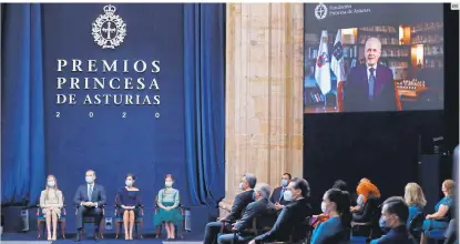  ??  ?? CEREMONIA. El presidente de la FIL, Raúl Padilla, no estuvo presente en el acto, pero participó por videoconfe­rencia.