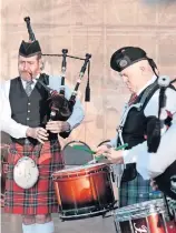  ??  ?? El sonido de las gaitas escocesas se escuchaba mientras ensayaban en camerinos temporales.