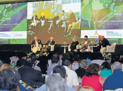  ?? (RAIMUNDO VIÑUELAS) ?? Mesa común. Wüthrich, Molina y Yonath participar­on de una mesa redonda histórica.