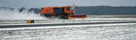  ??  ?? Tiefster Winter herrscht in Estland. Die estnische Luftwaffe ist Hausherr auf der Luftwaffen­basis Ämari und sorgt für freie Rollwege und Startbahn.