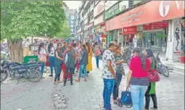  ?? SAMEER SEHGAL/HT ?? ■ Panic-stricken people come out of buildings at Ranjeet Avenue area after tremors in Amritsar on Tuesday.