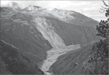  ?? YANG JUAN / CHINA NEWS SERVICE ?? The Jinsha River is blocked by a landslide, giving rise to a barrier lake in Qamdo, the Tibet autonomous region, on Thursday.