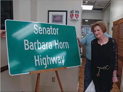  ?? Staff photo by Jim Williamson ?? Barbara Horn, right, looks at a highway sign honoring her for representi­ng Southwest Arkansas in both the state House of Representa­tives and the Arkansas Senate. Several of the highway signs will be installed on state Highway 41 near the intersecti­on...