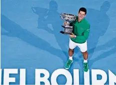  ??  ?? el serbio
Novak Djokovic con el trofeo de campeón del Abierto de Australia 2020