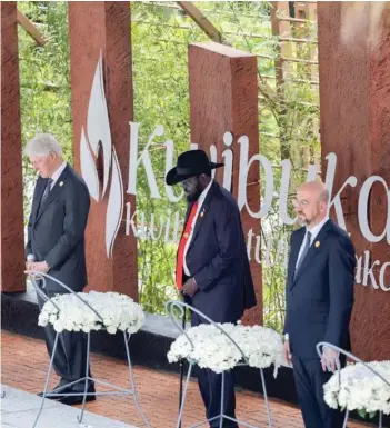  ?? ?? ► Bill Clinton, que era presidente cuando fue el genocidio, asistió a la conmemorac­ión.