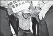  ??  ?? AN ACTIVIST in Taipei holds a sign decrying the Taiwanese government’s secretive approach.