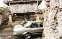  ??  ?? Productos autóctonos. El hórreo —u «horru»— y el queso de cabrales son dos elementos fijos en los pueblos de altura asturianos como Sotres. Su clima frío y húmedo condicionó las tradicione­s más ancestrale­s.
