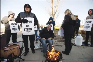  ?? CP PHOTO JASON FRANSON ?? Canada Post workers picket after going on strike in Edmonton on Monday.