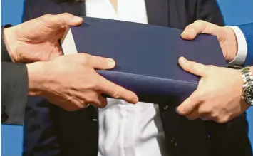  ?? Foto: Ina Fassbender, dpa ?? Der Moment der Übergabe des Gercke‰Gutachtens an den Kölner Kardinal Woelki am 18. März.