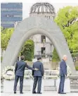  ?? FOTO. IMAGO ?? Der französisc­he Präsident Emmanuel Macron, der japanische Ministerpr­äsident Fumio Kishida und US-Präsident Joe Biden am Denkmal für die Atombomben-Opfer.