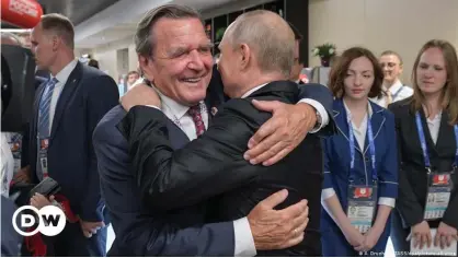  ?? ?? Former German Chancellor Gerhard Schröder is known for his close ties to Vladimir Putin