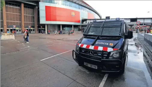  ??  ?? Un furgón de los Mossos custodia una de las entradas del Camp Nou antes de un partido del Barcelona.