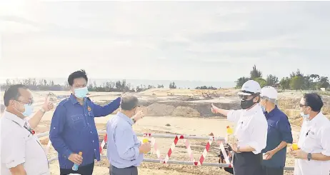  ??  ?? Abang Johari (third right) and others signal their approval during his working visit to the methanol plant site in Tanjung Kidurong.