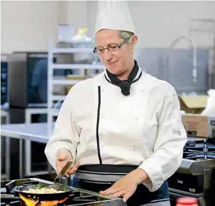  ?? PHOTOS: ANDY JACKSON/STUFF ?? Sue-Ellen Annane sizzles prawns with harissa and cream ready for an Algerian dish starring asparagus.