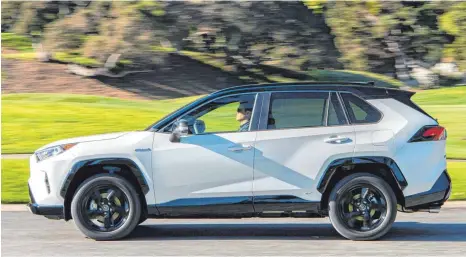  ?? FOTO: TOYOTA ?? Neue Optik: Ecken und Kanten verleihen dem RAV4 jetzt wieder mehr Charakter als dem Vorgänger, und die vergrößert­e Bodenfreih­eit lässt ihn noch rustikaler aussehen.