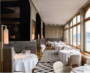  ??  ?? Bellevue a Montreux: le sale del ristorante sono arredate con la collezione Ester, sedie, poltrone e sgabelli del designer francese Patrick Jouin