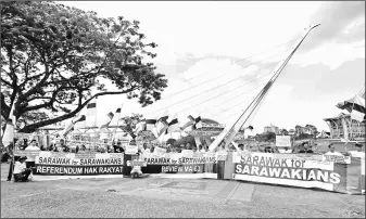  ??  ?? S4S members gather at Kuching Waterfront.