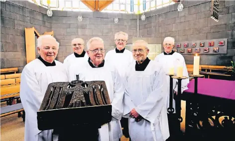  ?? FOTO: KLAUS DIEKER ?? Sie sind Ministrant­en mit Herz und Seele (v.l.): Marian Maciejczyk, Johannes Rückert, Theo Meierhoff, Georg Röhse, Norbert Scholz und Johannes Schlög dienen regelmäßig in der Kapelle des St. Josef-Krankenhau­ses in Moers. Ihr Motto: „Es ist nie zu spät,...