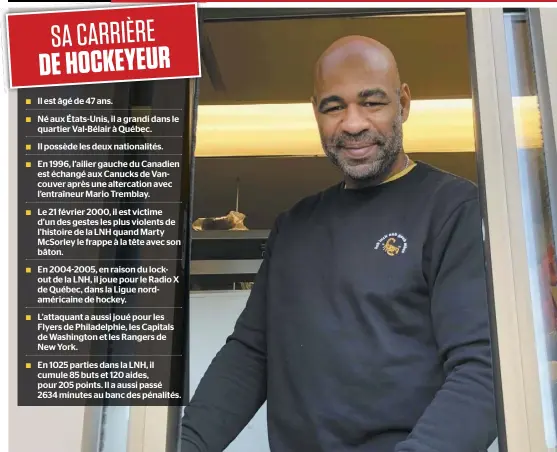  ?? PHOTO COURTOISIE ?? Donald Brashear, que l’on voit ici au Tim Hortons de la rue Bouvier, à Québec, a été engagé pour prêter main-forte à son ami Pierre Sévigny, propriétai­re du restaurant. Tous les deux ont évolué avec le Canadien de Montréal au cours de leur carrière.