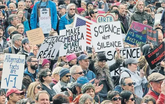  ?? STEVEN SENNE / AP ?? Científics, estudiants i altres
col·lectius durant una manifestac­ió celebrada el 19 de febrer a Boston per protestar per les retallades en investigac­ió i la política de Trump sobre el canvi climàtic i les energies renovables