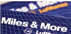  ?? FOTO: DPA ?? Bei Miles & More-Kreditkart­en der Lufthansa gibt es wegen eines Softwarefe­hlers Ärger.