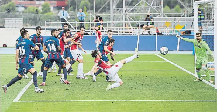  ?? FOTO: GETTY ?? Oportunida­d Iñigo Martínez, que causará baja el jueves ante el Leganés, dispuso de una ocasión que tampoco pudo rematar Iker Muniain