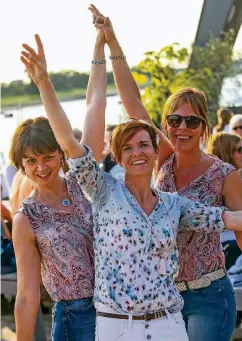  ??  ?? Ulrike Rütten, Angela Müller und Claudia Brinkmann (v.l.) sahen sich gestern zum vierten Mal in Folge „Mamma Mia“an.