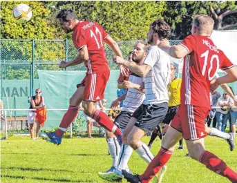  ?? FOTO: CHRISTIAN FLEMMING ?? Starke Leistung in Unterzahl: Andrei Irimia macht mit dem Treffer zum 2:0 den Sieg seiner Mannschaft über den FC Dostluk perfekt.