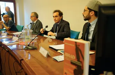  ??  ?? Relatori Al tavolo, da sinistra: Davide Assael, Giuseppe Comotti, Stefano Dambruoso, Isa Abd al-Haqq Benassi