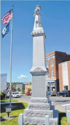  ?? FOTOS (4): FRANK HERRMANN ?? Für viele ein Zeichen der Unterdrück­ung: Das Denkmal vor dem Gerichtsge­bäude in Rocky Mount zeigt einen Südstaaten­soldaten des amerikanis­chen Bürgerkrie­gs.