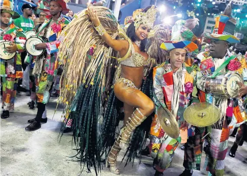  ??  ?? Die selbsterna­nnte „Drum Queen“Flavia Lyra performt während der ersten Nacht des weltberühm­ten Schaulaufe­ns der Sambaschul­en in der brasiliani­schen Karnevalme­tropole Rio de Janeiro. Rio de Janeiro