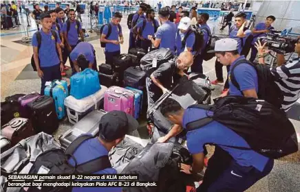  ??  ?? SEBAHAGIAN pemain skuad B-22 negara di KLIA sebelum berangkat bagi menghadapi kelayakan Piala AFC B-23 di Bangkok.